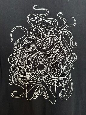 Graphic T-Shirt Tentacle Illustration Size L